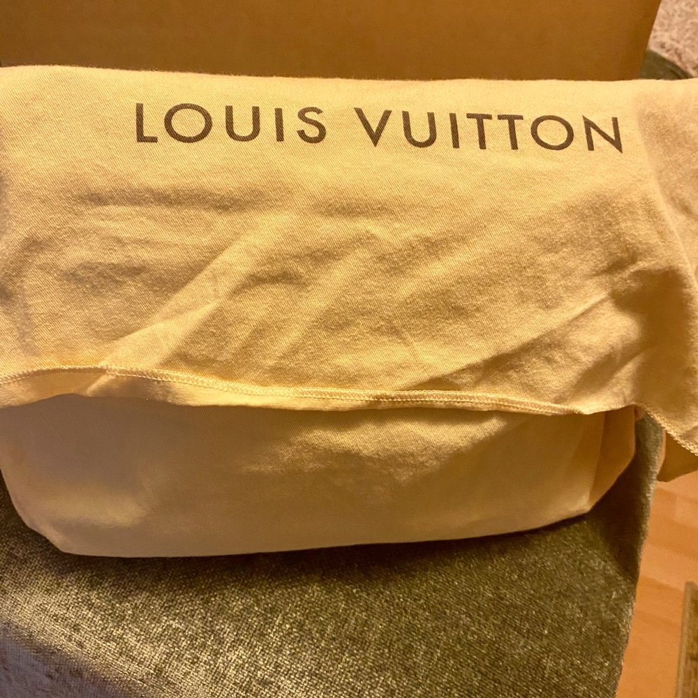 Authentic Louis Vuitton Reporter